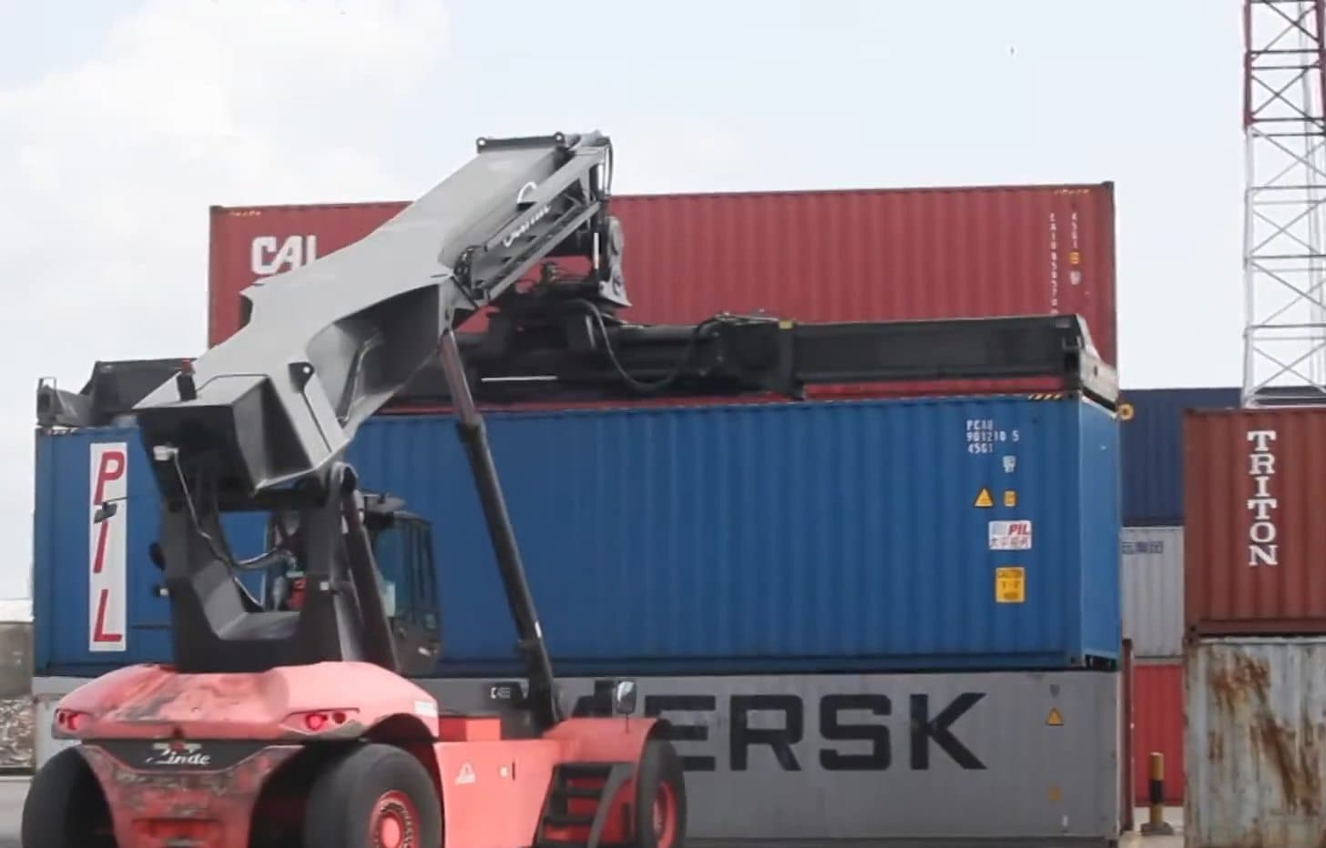 Reach stacker lifting a container in the yard at Focus CFS, Kipevu.